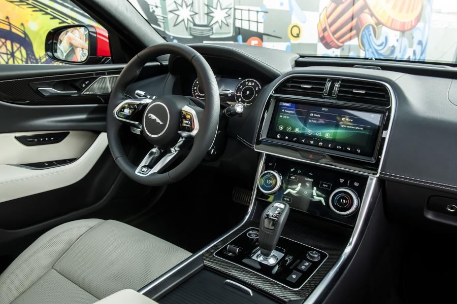 Торпедо Jaguar XE P300 R-Dynamic 2019 года  (NA) (фото 7 из 40)